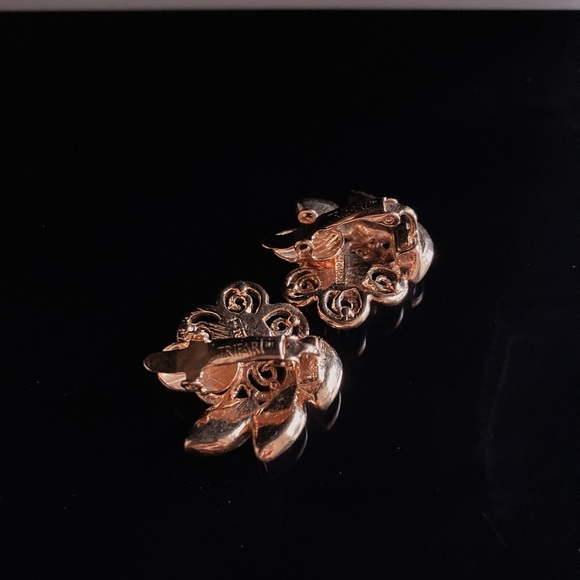 Vintage Signed Trifari TM Gold Tone Clip-on Earrings - Picture 2 of 2